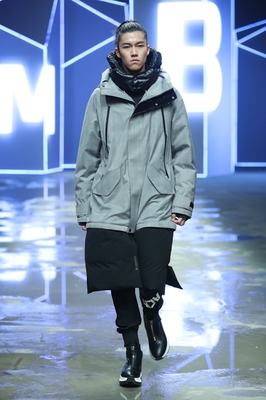 用年轻的态度解锁羽绒新时尚 “黑猫白猫皋小春”再登中国国际时装周